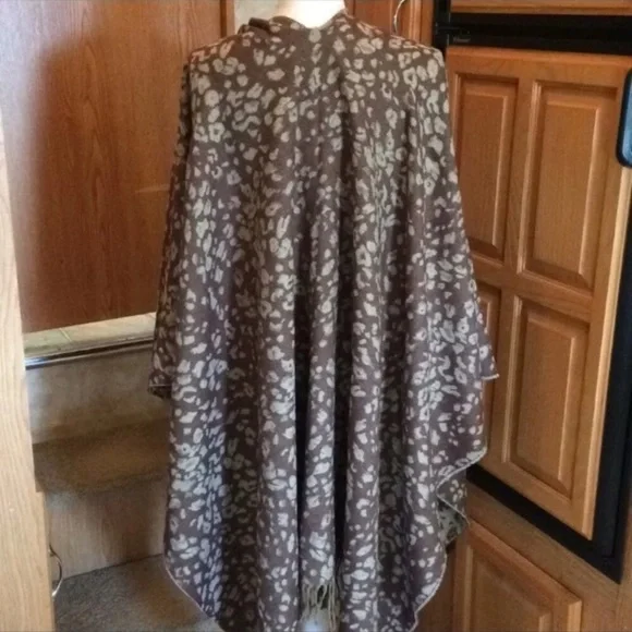Leopard Print Fringe Pashmina Reversible Wrap Poncho - Picture 4 of 8